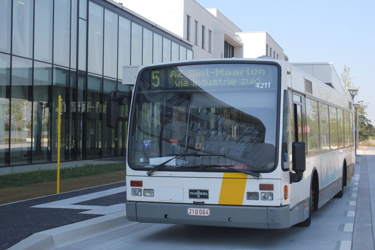 De Mechelse stadslijnen 2 en 5 stoppen vanaf 1 september aan de hoofdingang van AZ Sint-Maarten in Mechelen-noord.