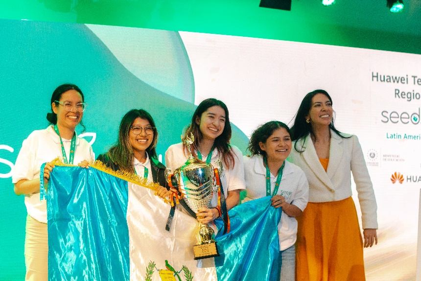 Ganadoras del proyecto Tech4Good regional: Maria del Mar Rosado, Laura Levi, Elisa Samayoa, Astrid García, y Suecy Callejas, Vice presidenta de la asamblea legislativa de el Salvador