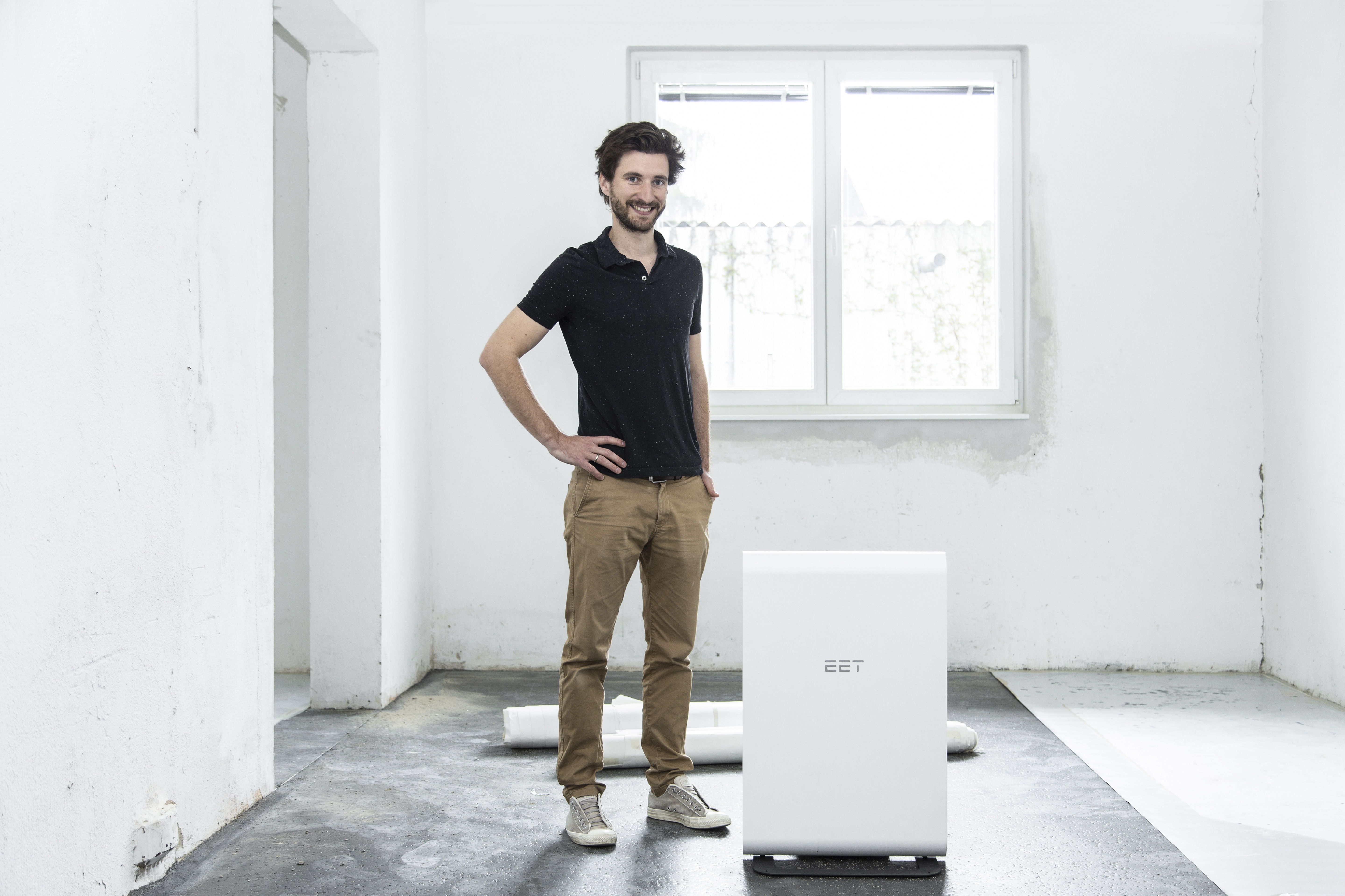 Christoph Grimmer, CEO et co-fondateur de EET Solaire, avec la batterie SolMate