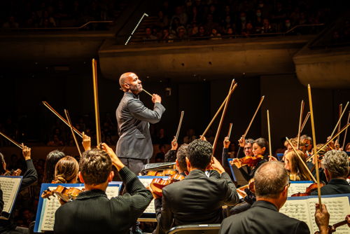 Daniel Bartholomew-Poyser conducts the TSO. Photo by Allan Cabral/Toronto Symphony Orchestra