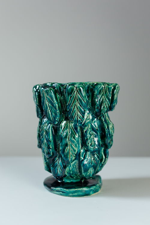 Bela Silva, Cascade de feuilles, 2021, glazed stoneware, 22 x ø16cm, unique piece, © Margaux Nieto 