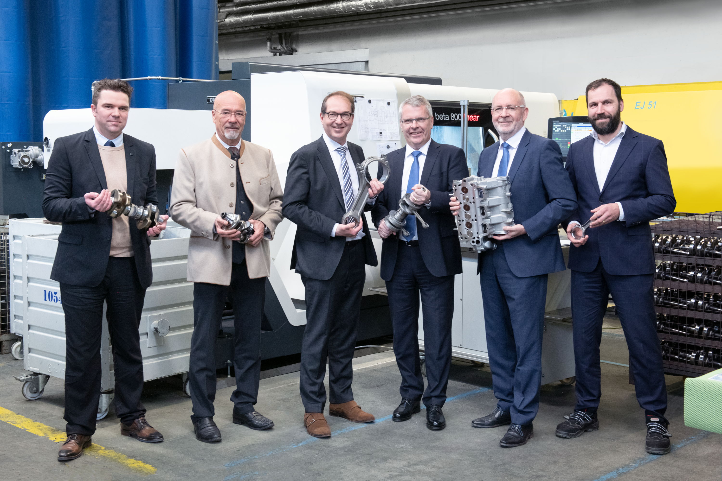 Different drive concepts under one roof – Alexander Dobrindt visits Motorenfabrik Hatz