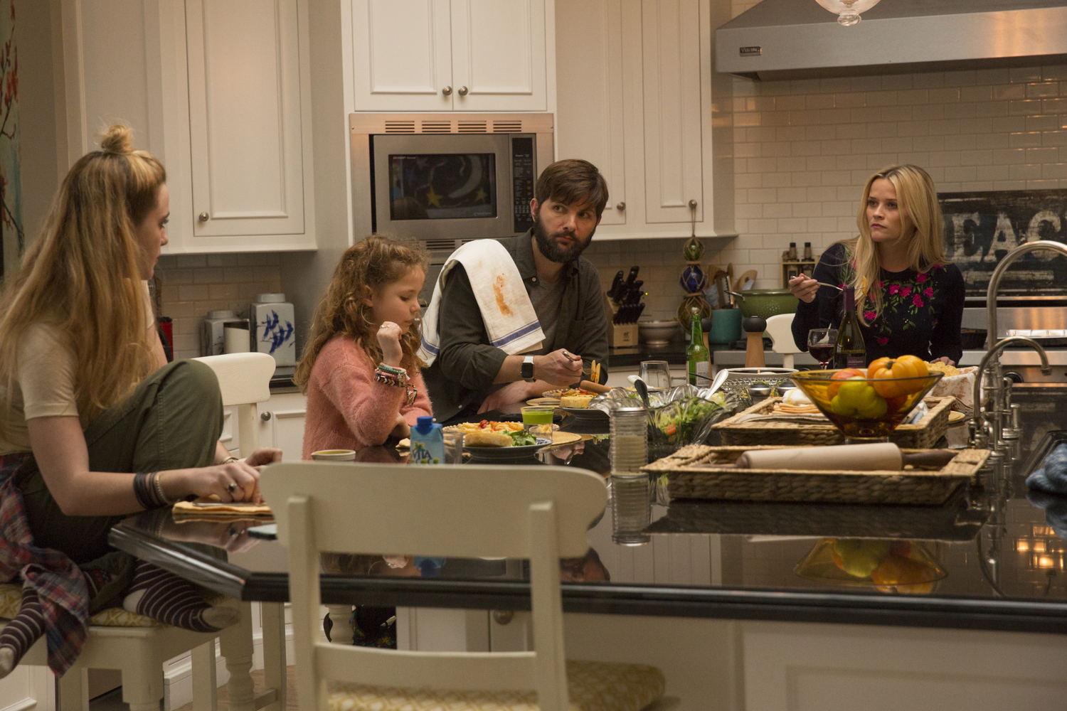 Kathryn Newton, Adam Scott en Reese Witherspoon - (c) HBO