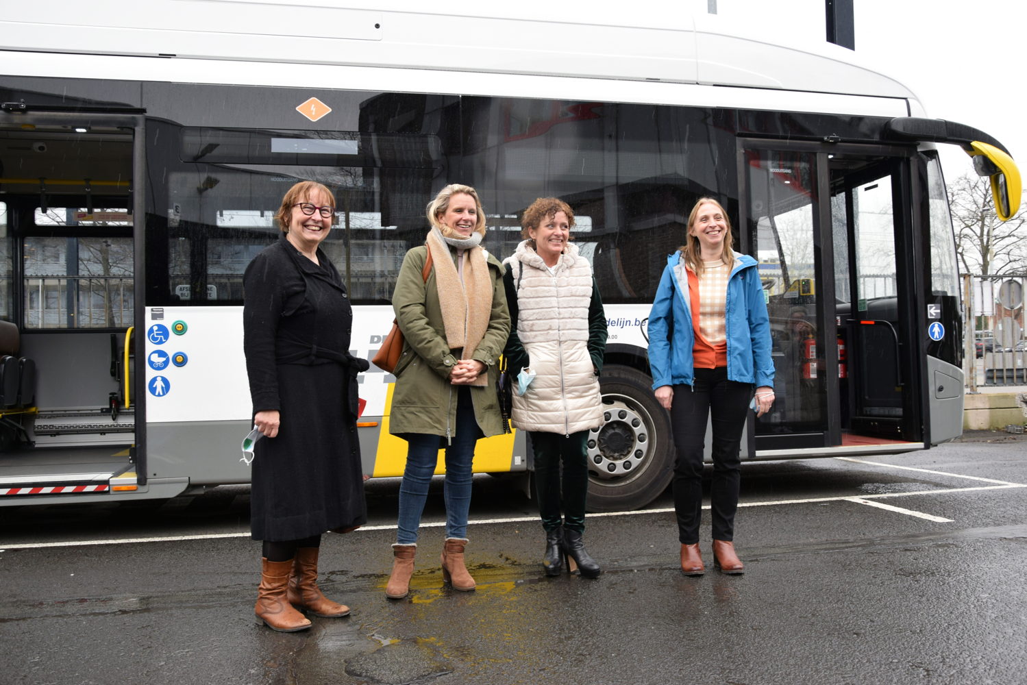 Van links naar rechts: schepen Tine Heyse (schepen van Milieu, Klimaat en Wonen), schepen Sofie Bracke (schepen van Economie, Handel, Sport en Haven), minister Lydia Peeters (Vlaams minister van Mobiliteit en Openbare Werken) en directeur-generaal Ann Schoubs (directeur-generaal De Lijn)