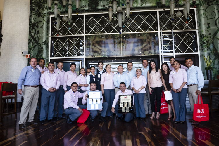 Equipo de operación hotelera de Vidanta Riviera Maya y área de ventas nacionales e internacionales recibiendo los reconocimientos de RCI