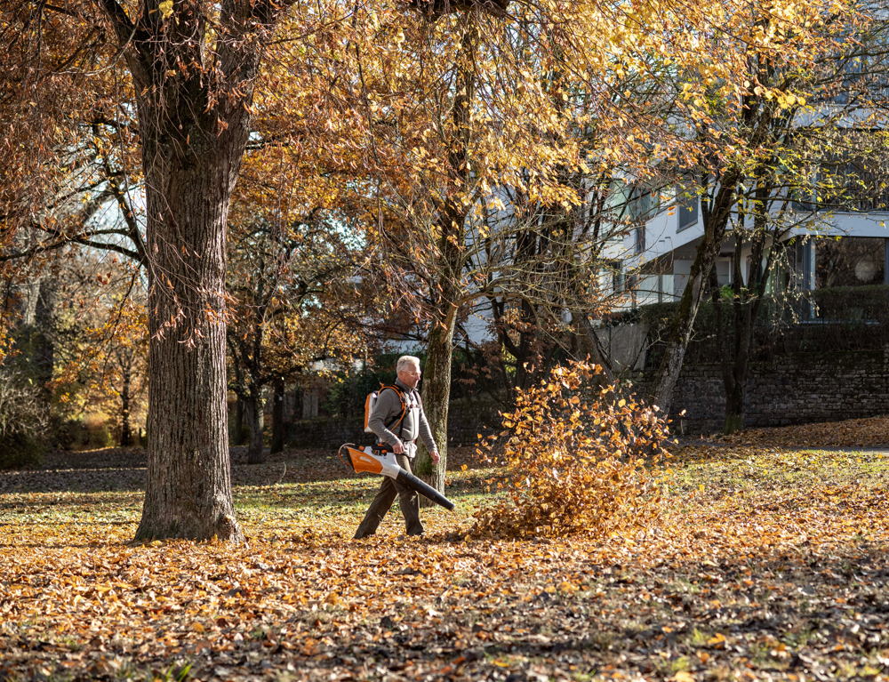 Grande force de soufflage et guidage confortable sans effort : avec le STIHL BGA 200, de nombreux détails tels que le système de port confortable

spécialement conçu ménage les forces de l’utilisateur même lors de longues journées de travail. Le BGA 200 est particulièrement flexible et peut être guidé à la main ou attaché sur le côté du corps.