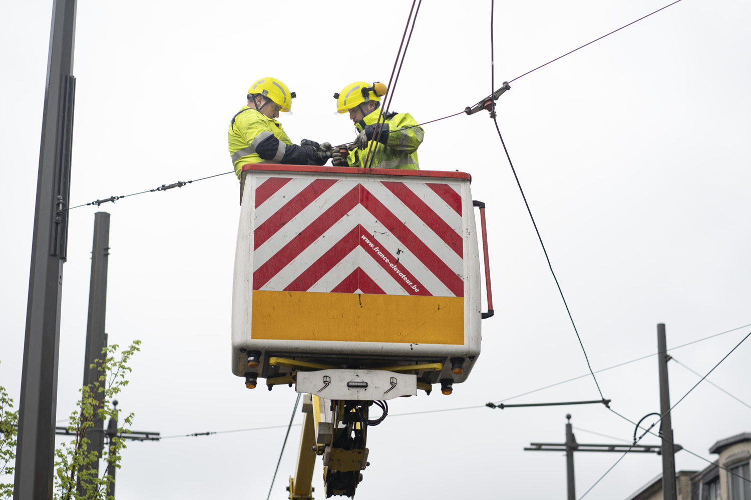 Technici werken aan de bovenleiding