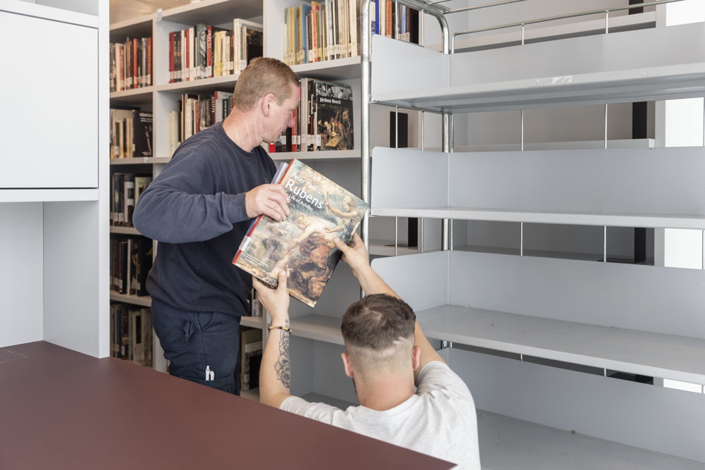 Verhuizing bibliotheek - boekenrek Hopland © Ans Brys