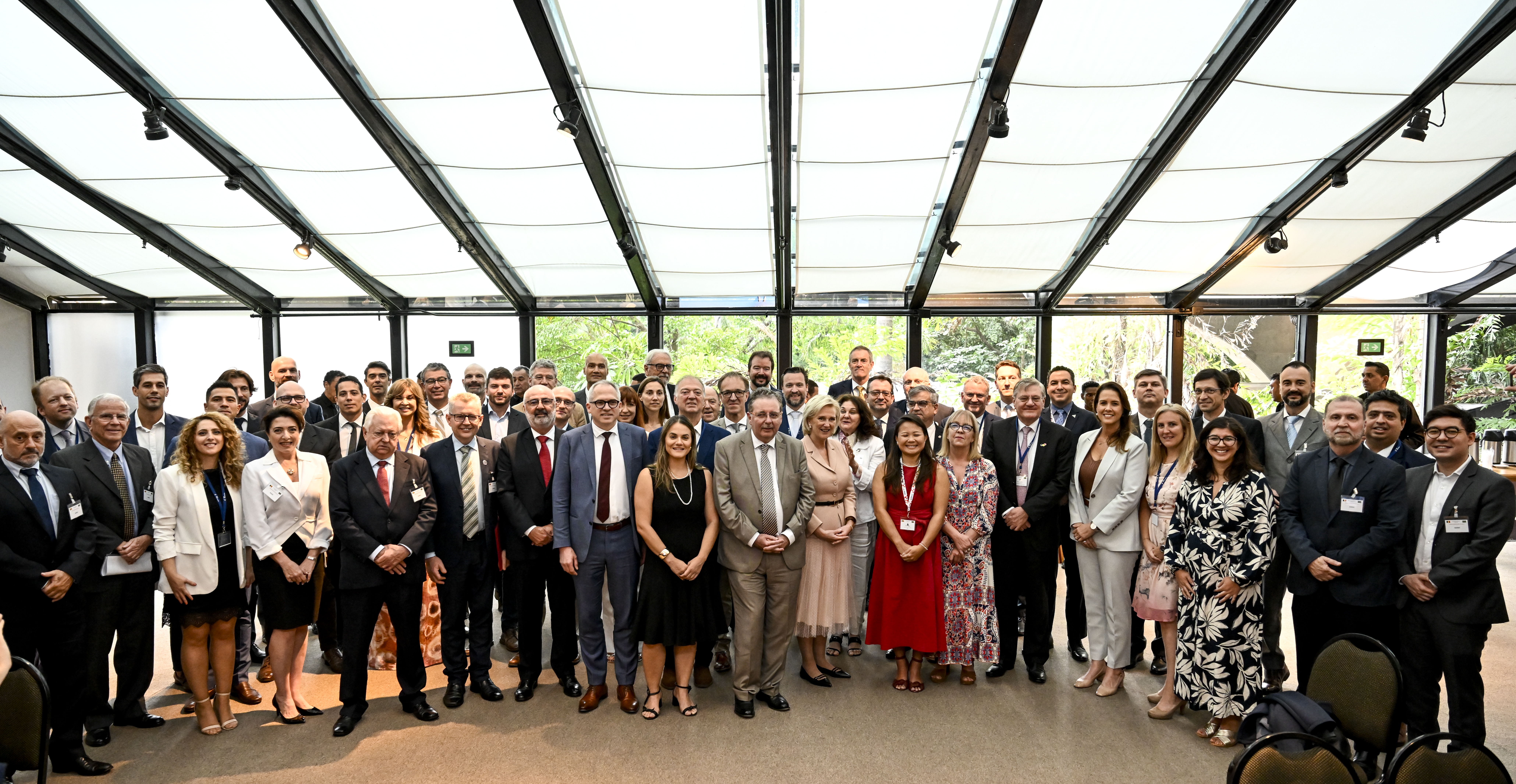 A signing ceremony on the fourth day of an economic mission to Brazil © BELGA PHOTO DIRK WAEM