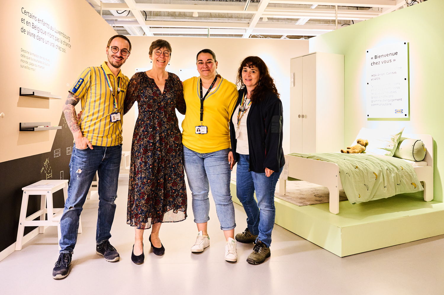 Marie-Agnès Burgraff (Responsable de l'ASBL La Maison du Pain, Virton) en compagnie de membres du IKEA Arlon en charge du projet