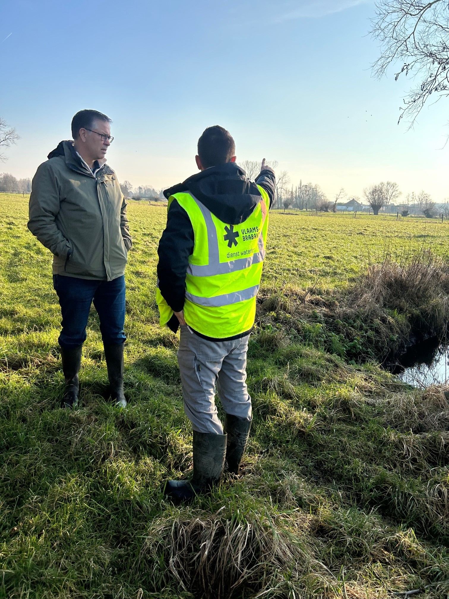 Gedeputeerde Tom Dehaene inspecteert de Kesterbeek in Zemst.