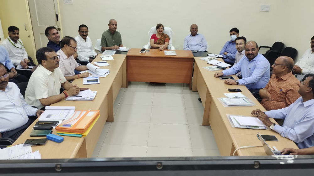 Ms Monika Garg, APC of Uttar Pradesh, along with senior officers from the Government of Uttar Pradesh and ICRISAT staff during a meeting at Circuit House in Jhansi.