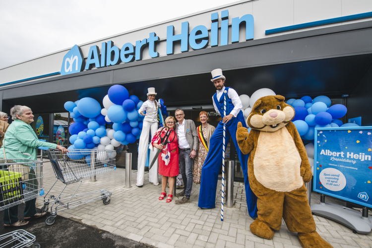 burgemeester Marleen Kauffmann en franchisnemers Eric Vermesen en Heidi Loos