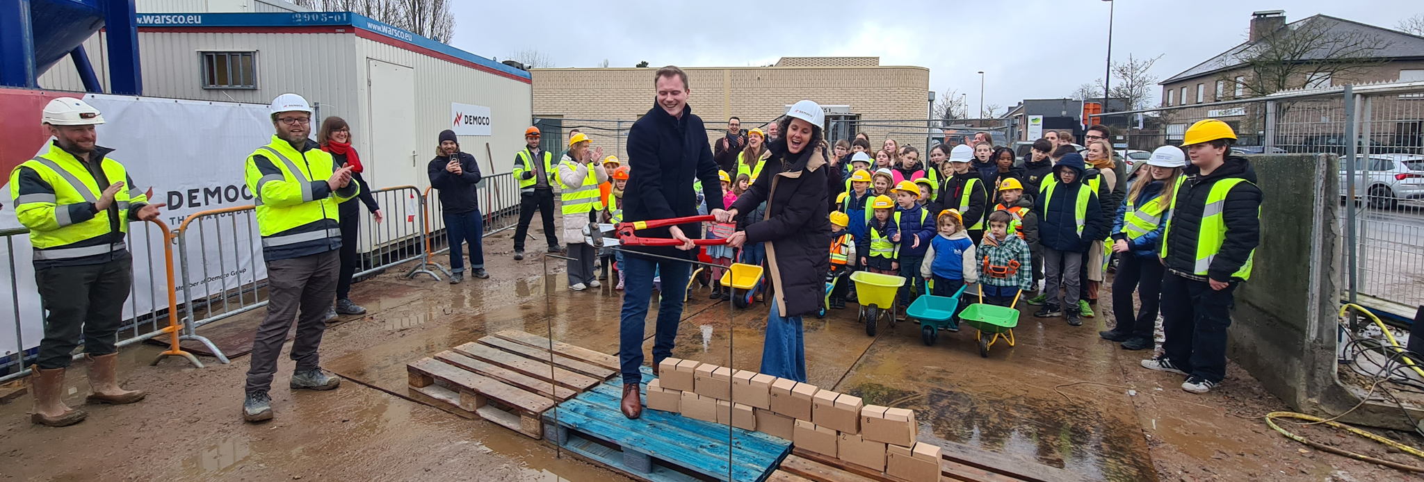 Directie GO! basisschool Het Klavertje Vier in Knesselare legt eerste steen van nieuwe schoolsite