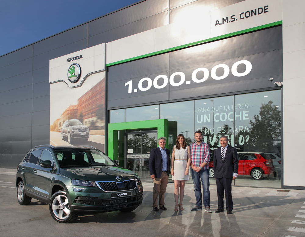 Fidel Jiménez de Parga, Director of ŠKODA Spain, (left)
and Manuel Conde, founder and owner of ŠKODA A.M.S.
Conde, (right) present the milestone car to Eike Schröder,
a German living in Spain, and his Spanish wife Carmela
Garbajosa.