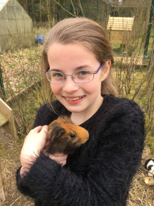 Merel en haar cavia Goudje 