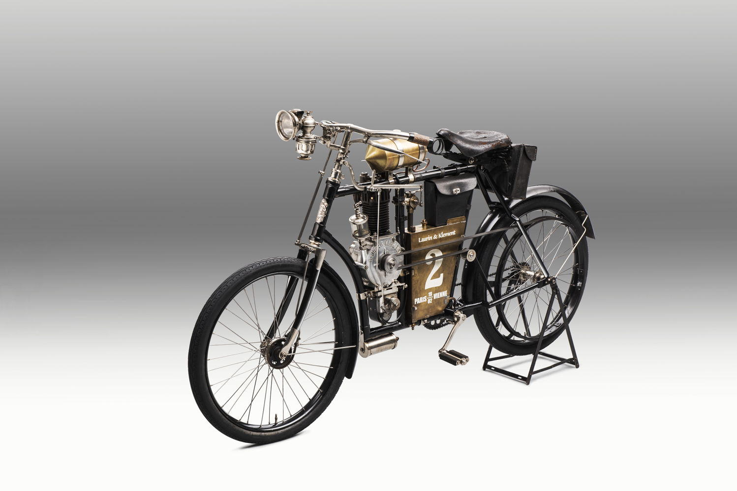Laurin & Klement’s second motorbike model, the SLAVIA B, plays a very
special role in Laurin & Klement’s corporate history: it was the first
motorbike that Mladá Boleslav-based Laurin & Klement entered in an
international race in 1901.