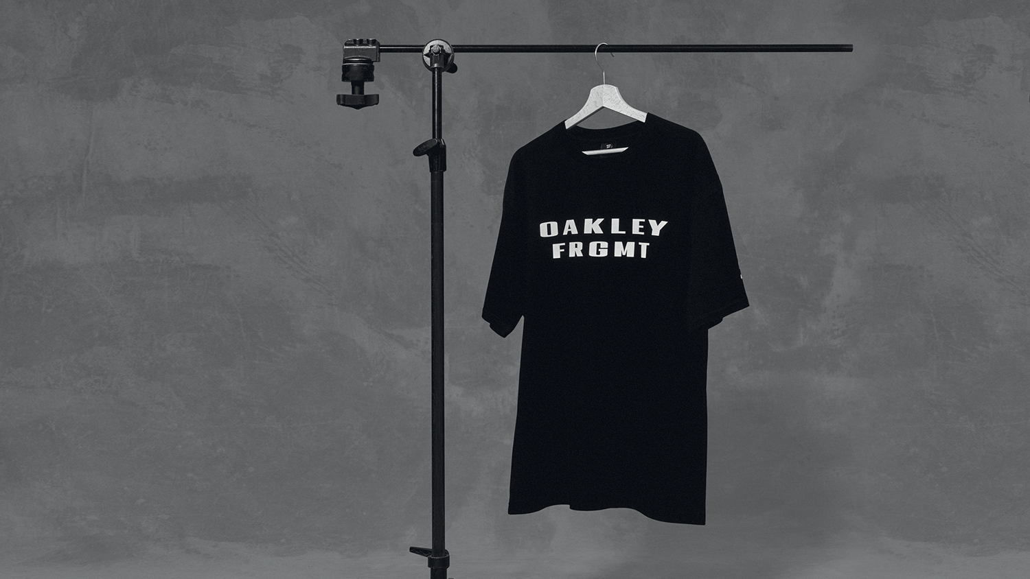 DROP 1 - OAKLEY x FRAGMENT COLLECTION BLACK TSHIRT (FRONT)
