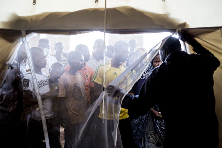 Niamey, Niger. Des patients attendent pour des injections d’antibiotiques devant le poste ambulatoire de Lazaret.  ©Sylvain Cherkaoui/Cosmos pour MSF