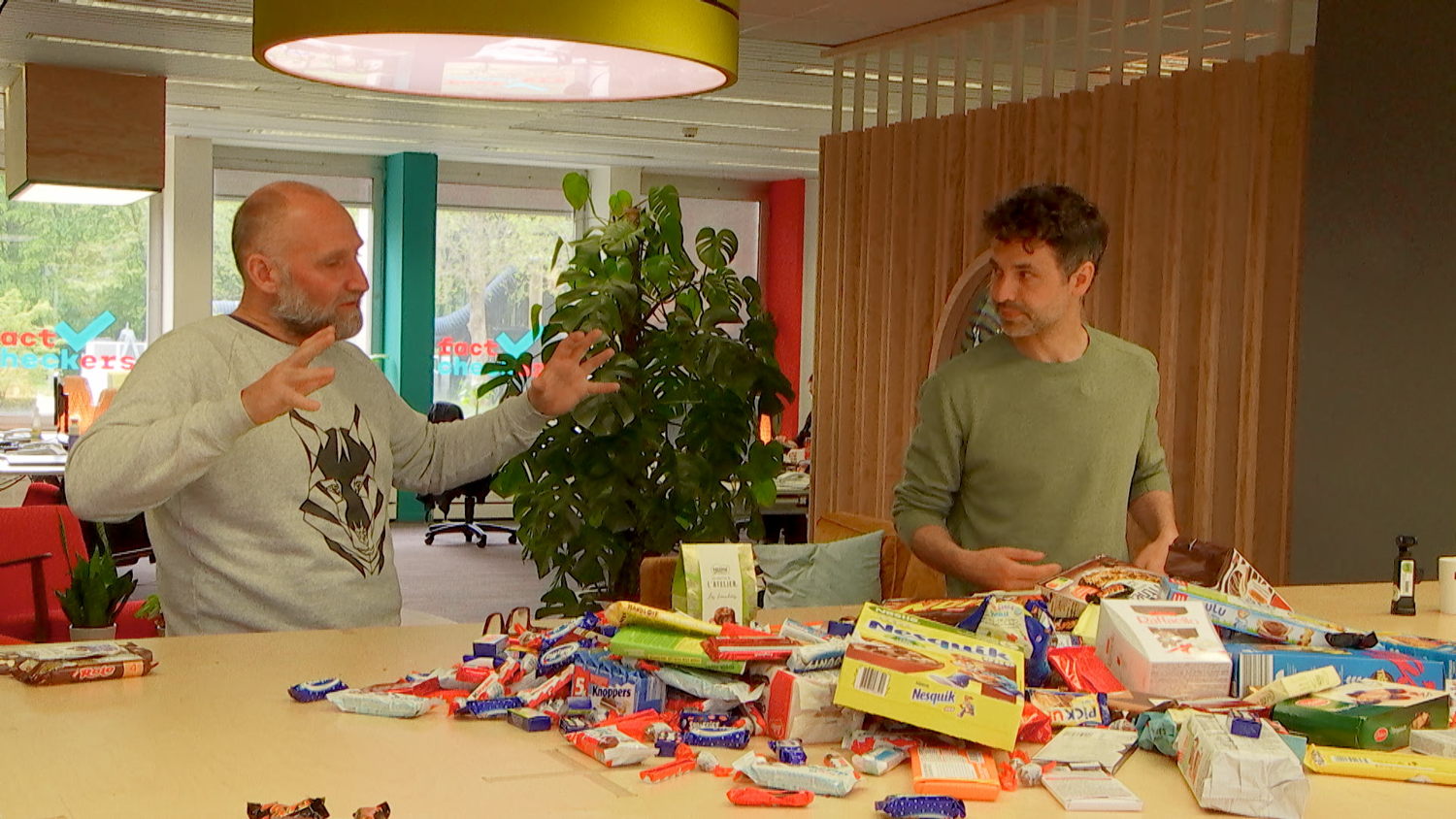 Thomas en Jan sorteren chocolade