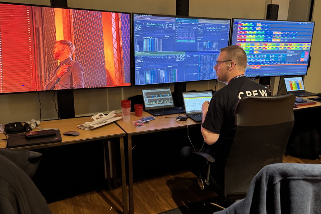 RF-kontrollcentret i ljudrummet: Spectera WebUI på den mellersta skärmen, Sonoros-appen på den högra skärmen, loggar data och spelar in ljud för varje enhet