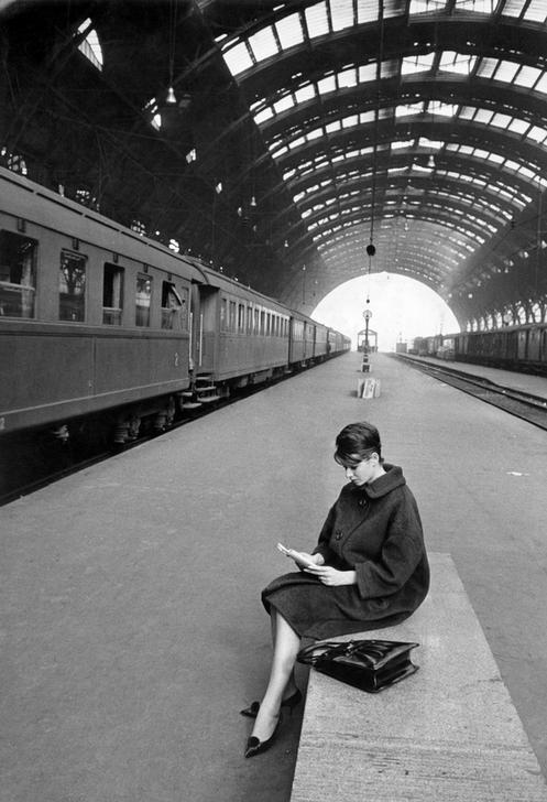 Young woman reading at Milano Centrale Railway Station. Photo, 1961. AKG2860142 © akg-images / Mondadori Portfolio / Walter Mori Young woman reading at Milano Centrale Railway Station. Photo, 1961. AKG2860142 © akg-images / Mondadori Portfolio / Walter Mori