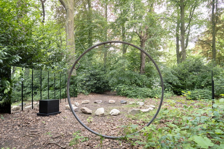 MIDDELHEIMMUSEUM: Joan Jonas, Mirror Room III Outdoor, 1968/2024 © The Artist & Amanda Wilkinson Gallery - Photo: Léonard Pongo