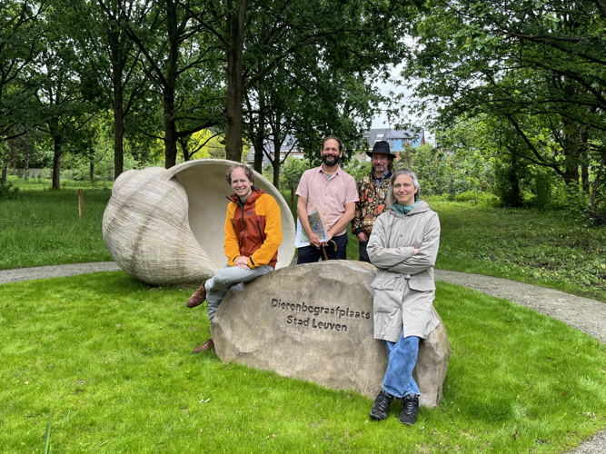 v.l.n.r. schepen Thomas Van Oppens, Joeri Steeno (landschapsarchitect begraafplaatsen stad Leuven), de kunstenaar Bram Debraekeleer en schepen Bieke Verlinden
