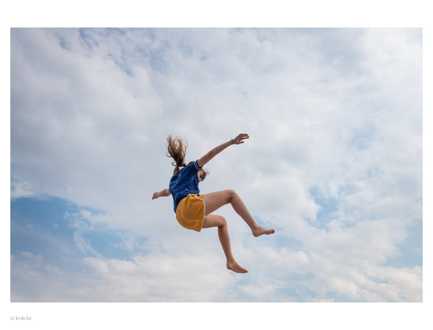 'Vliegen. Zweven. Vallen' van tout petit. Fotograaf: Kurt Van der Elst. 
(kinderen van Fabota en Cirkus in Beweging) 