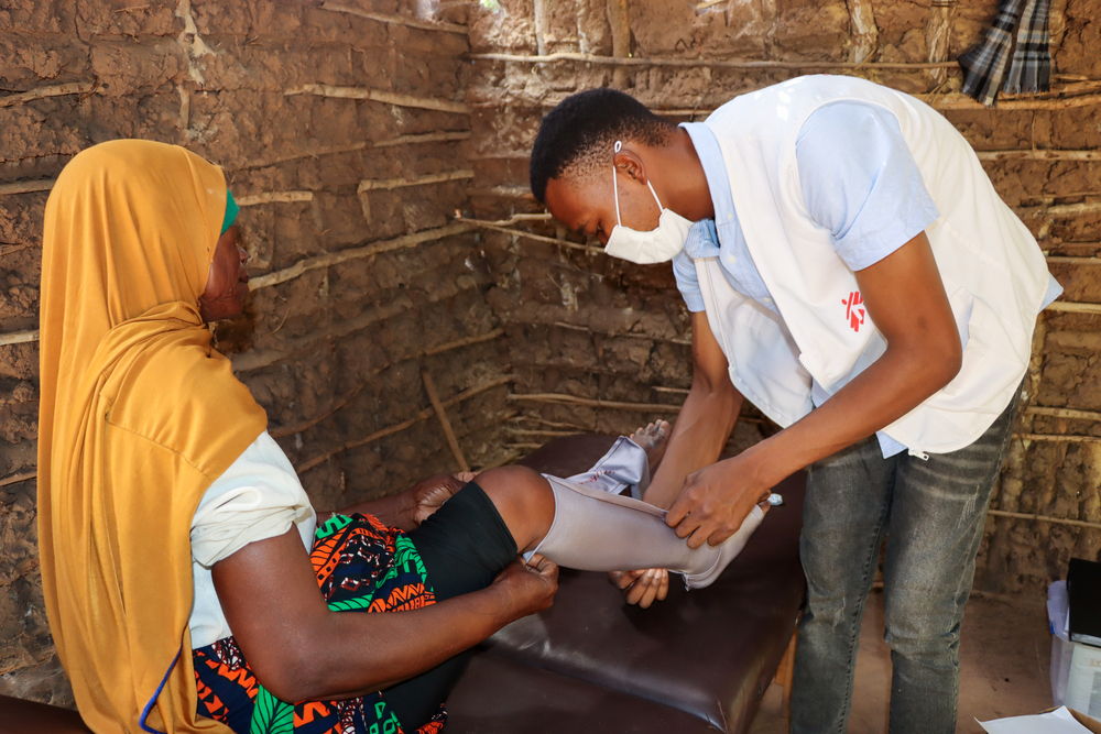 A nurse wears a reusable face mask during a patient consultation in northern Mozambique, where climate-sensitive diseases, such as those spread by mosquitoes, are common. Photographer: Lourino Pelembe | Location: Mozambique| Date: 07/05/2024