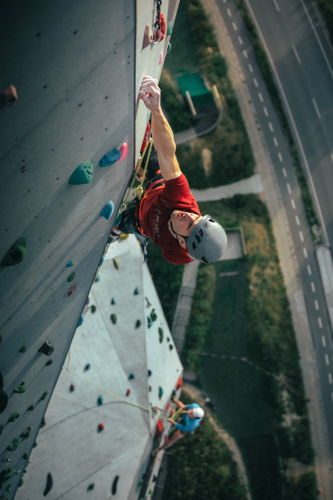 Adam Ondra’s ascent on the exterior of CopenHill: a symbol of commitment to sustainability. 