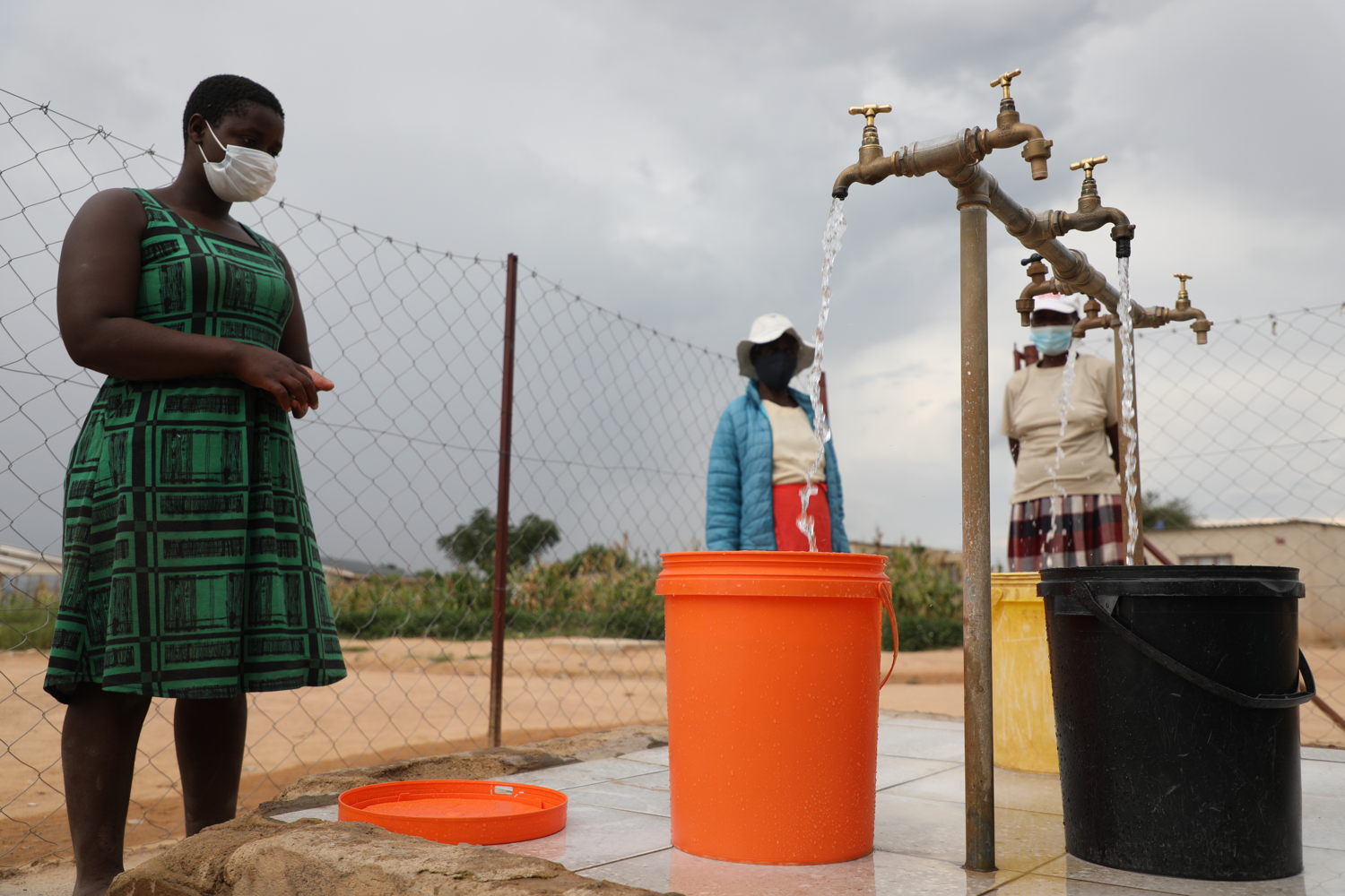Residents of Stoneridge, a suburb in Harare, collect water from water points built by MSF's environmental health project. Photographer: Dorothy Meck