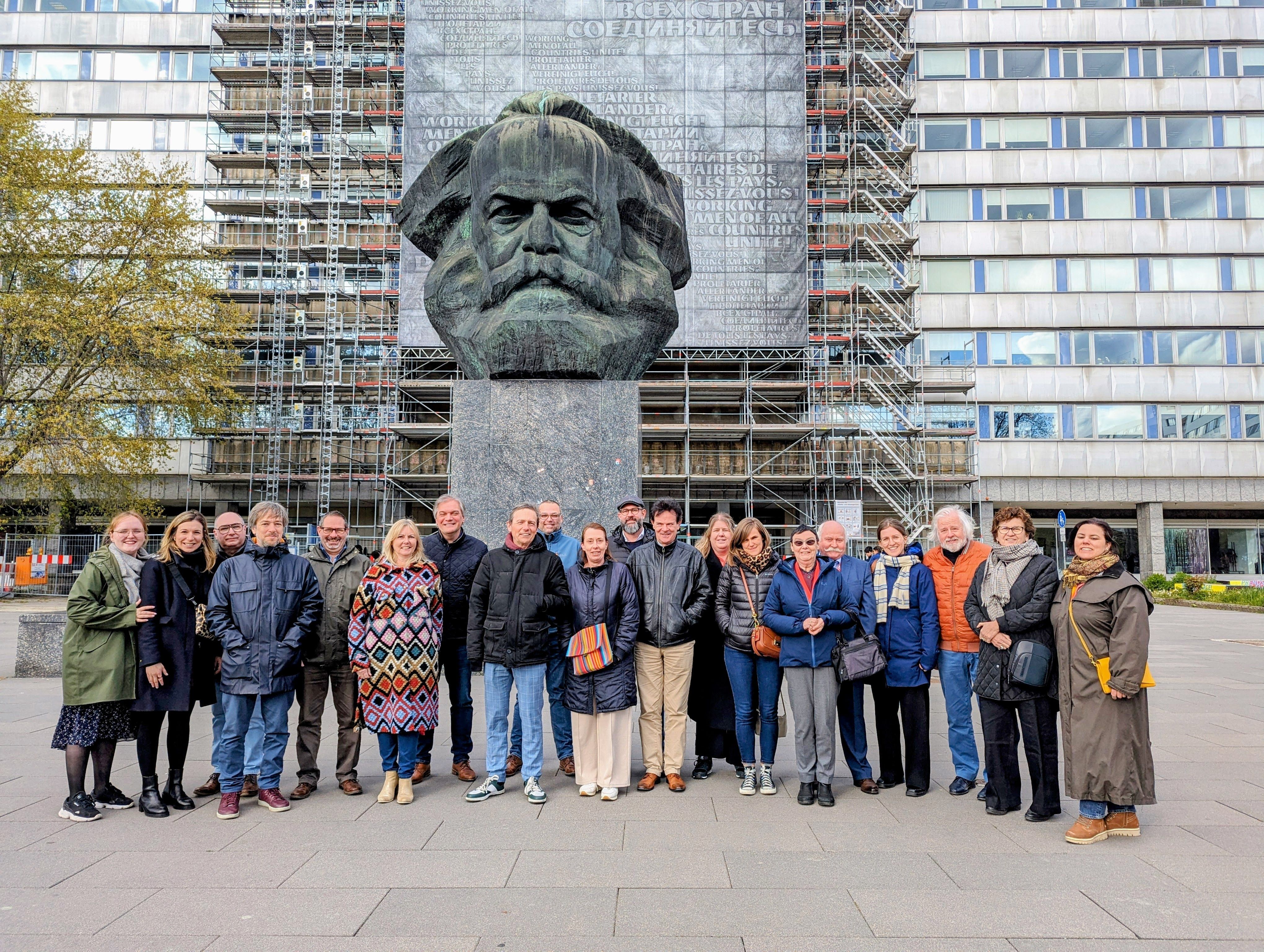 Délégation belge composée de 11 opérateurs, 6 journalistes et 3 employés de la DNDT devant le monument Karl-Marx à Chemnitz, Saxe. © ONAT