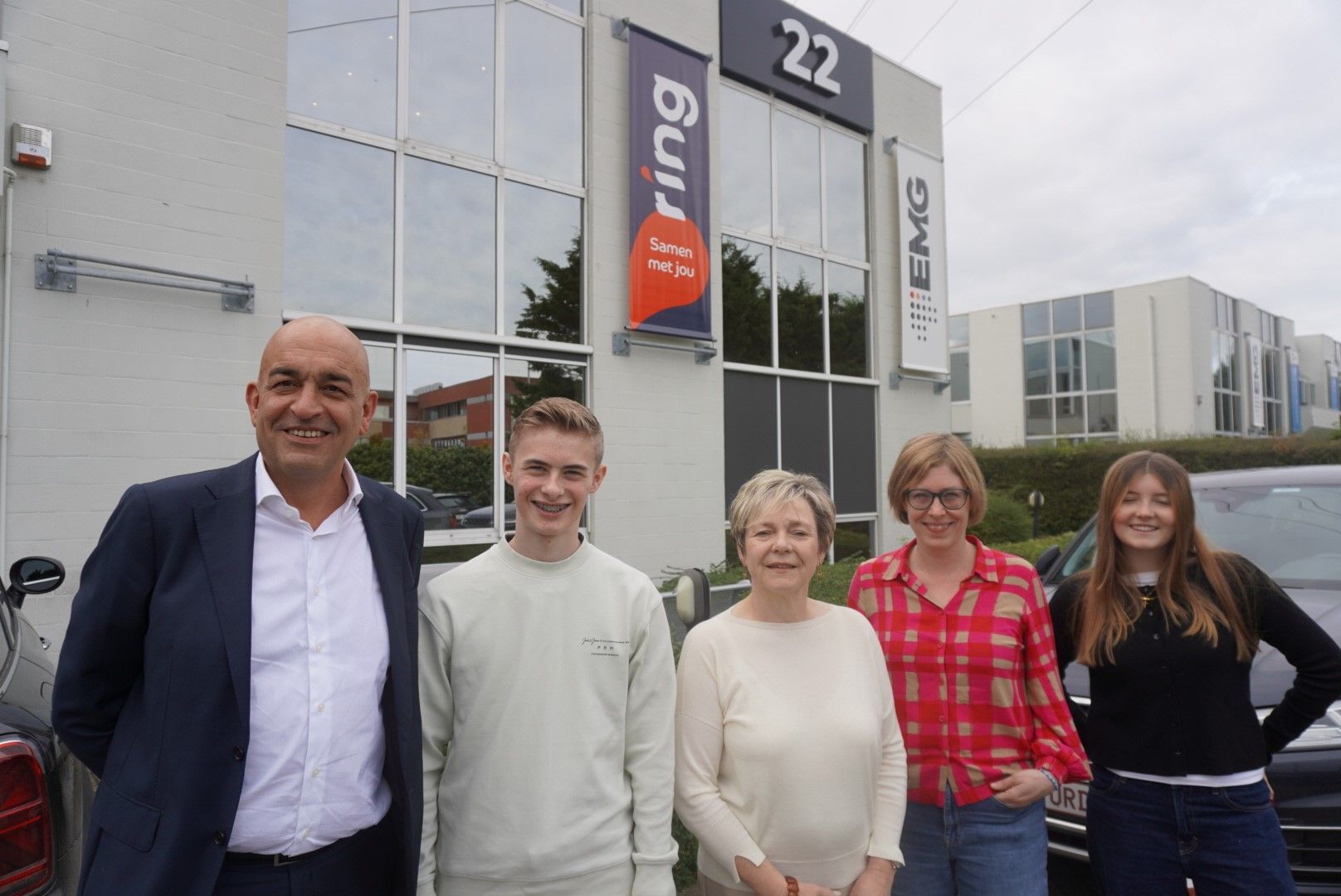 Kris Claes (gedelegeerd bestuurder), Milan Cools (Youca-student voor Voka-KvK Vlaams-Brabant), Greet Claes (directeur RingTv), Liesbet Bernolet (waarnemend hoofdredacteur RingTv), Ella Van Linden (Youca-student voor RingTv)