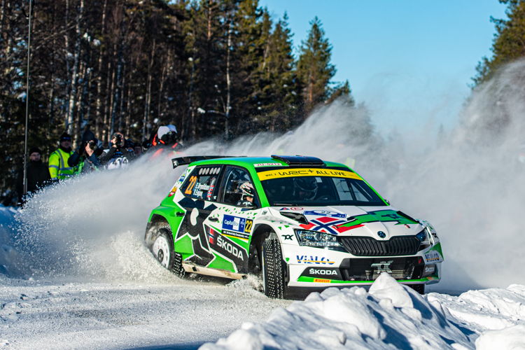 The relatively narrow snow tyres of the ŠKODA FABIA
Rally2 evo – pictured Eyvind Brynildsen/Veronica
Gulbæk Engan (NOR/NOR) – carry 384 tungsten-tipped
studs each, literally biting into the frozen surface