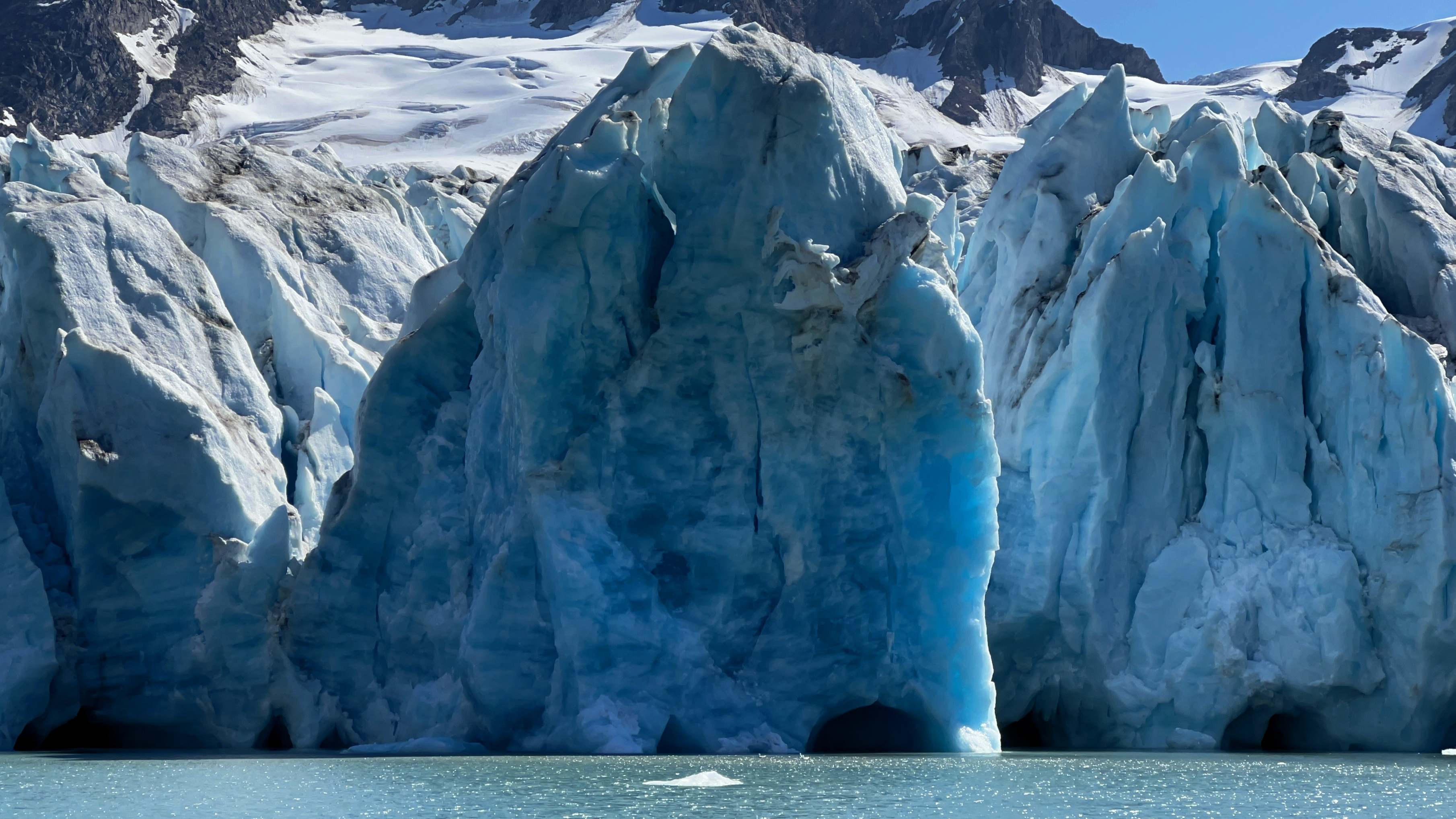 The Knud Rasmussen Glacier ​ ​ (Picture courtesy of Thomas Rex Beverly)