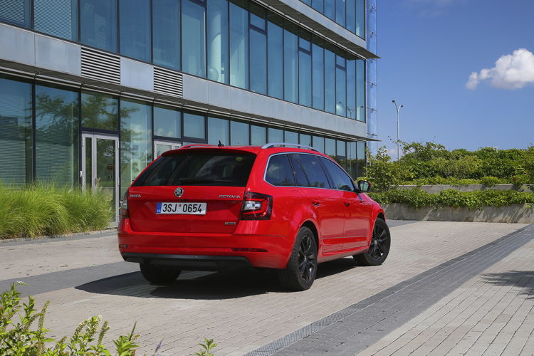 The ŠKODA OCTAVIA G-TEC is available with the Active, Ambition and Style equipment lines, in COMBI format only, and comes with a seven-speed DSG transmission as standard.