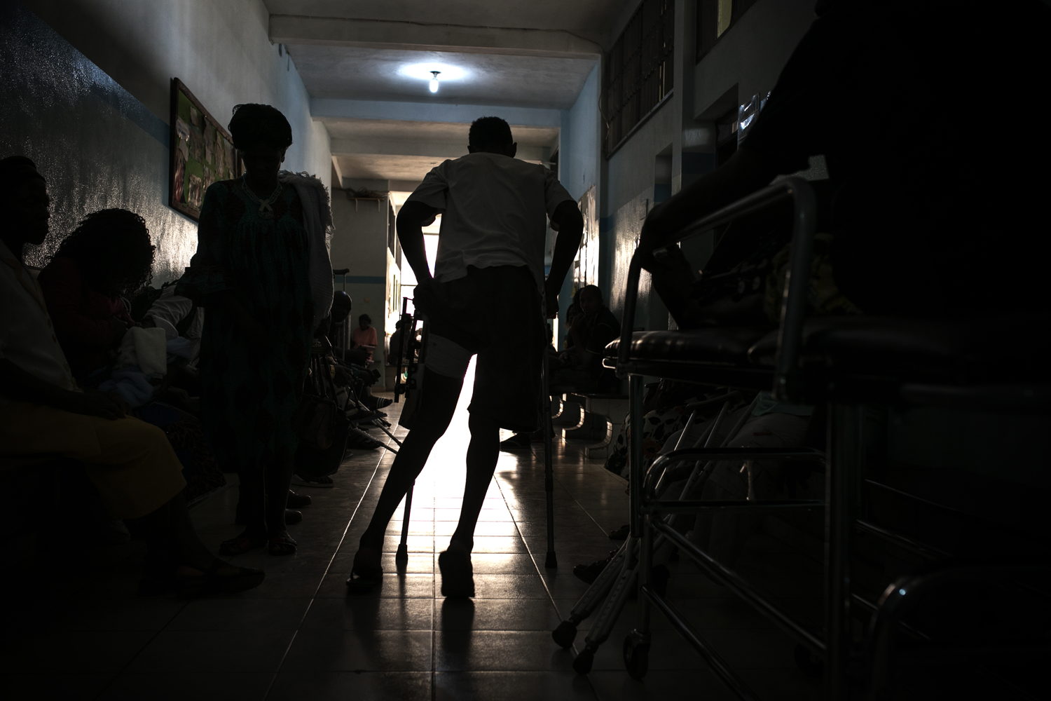 A patient with crutches leaves Saint Mary Soledad’s outpatient consultation corridor, Bamenda, North-West Cameroon. 12.3.2020, credit Albert Masias/MSF 