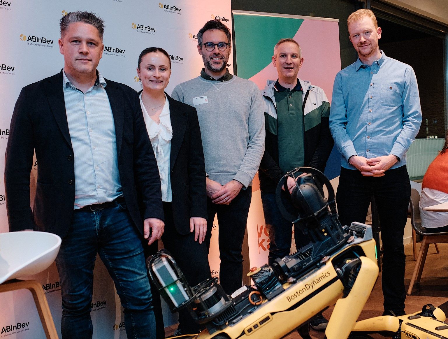 Vlnr. Roel Raymaekers (Manager Duurzaam en Innovatief Ondernemen, Voka - KvK Vlaams-Brabant), Jessie Weytjens (Adviseur Digitalisering & Innovatie, Voka - KvK Vlaams-Brabant), Sem Vandecan (Brouwerijmanager Leuven, AB InBev), David Gregory (Strategic Projects Acceleration Manager, AB InBev) en Aron Wils (Head of Corporate Affairs Belux, AB InBev)