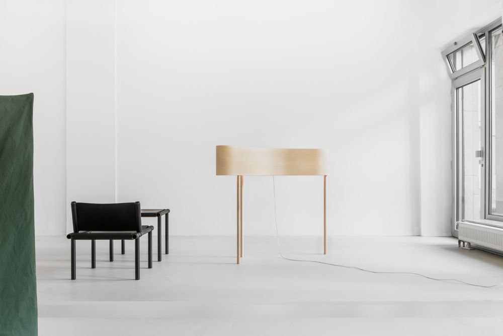 CTS (Concave Textile Shape), CTC2 (Carbon Tube Chair 2), WL (Wooden Light). Image by Jeroen Verrecht