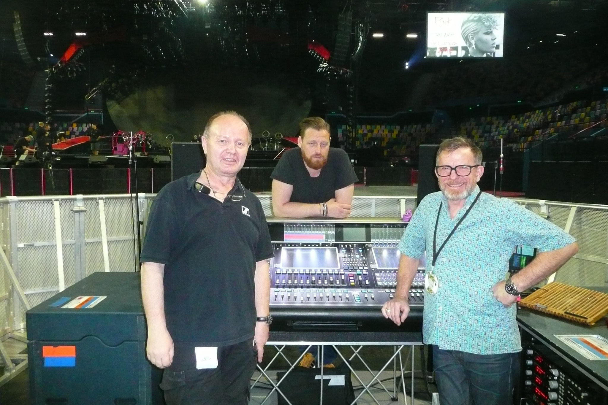 P!NKs ingeniørteam (l/r): Horst Hartmann (monitorerer bandet), Jon Lewis (monitorer P!NK) og Dave Bracey (FoH)
