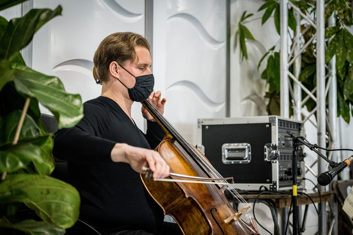 Cellist Christoph Bunzendahl speelt Bach in vaccinatiedorp VacCovid (Antwerpen) 