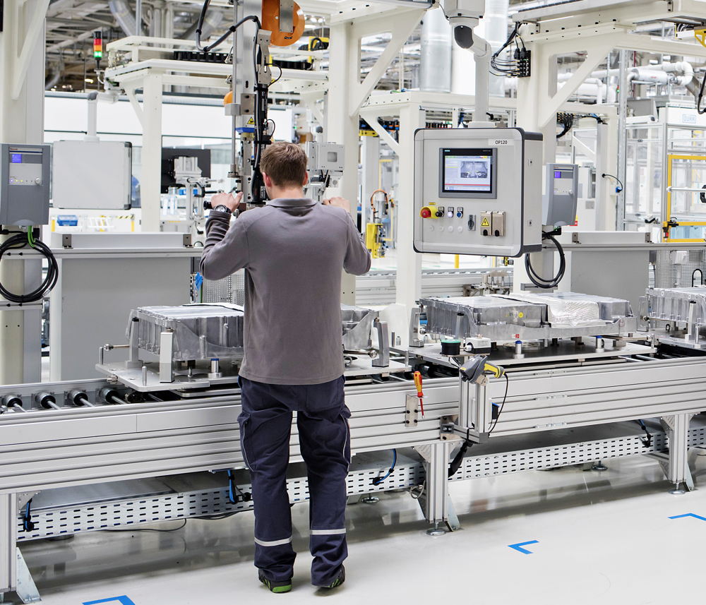 ŠKODA has invested 25.3 million euros in the production
lines for high-voltage batteries. Two years ago, the brand
started preparing the Mladá Boleslav plant for the
manufacturing of electric components. ŠKODA has invested 25.3 million euros in the production
lines for high-voltage batteries. Two years ago, the brand
started preparing the Mladá Boleslav plant for the
manufacturing of electric components.