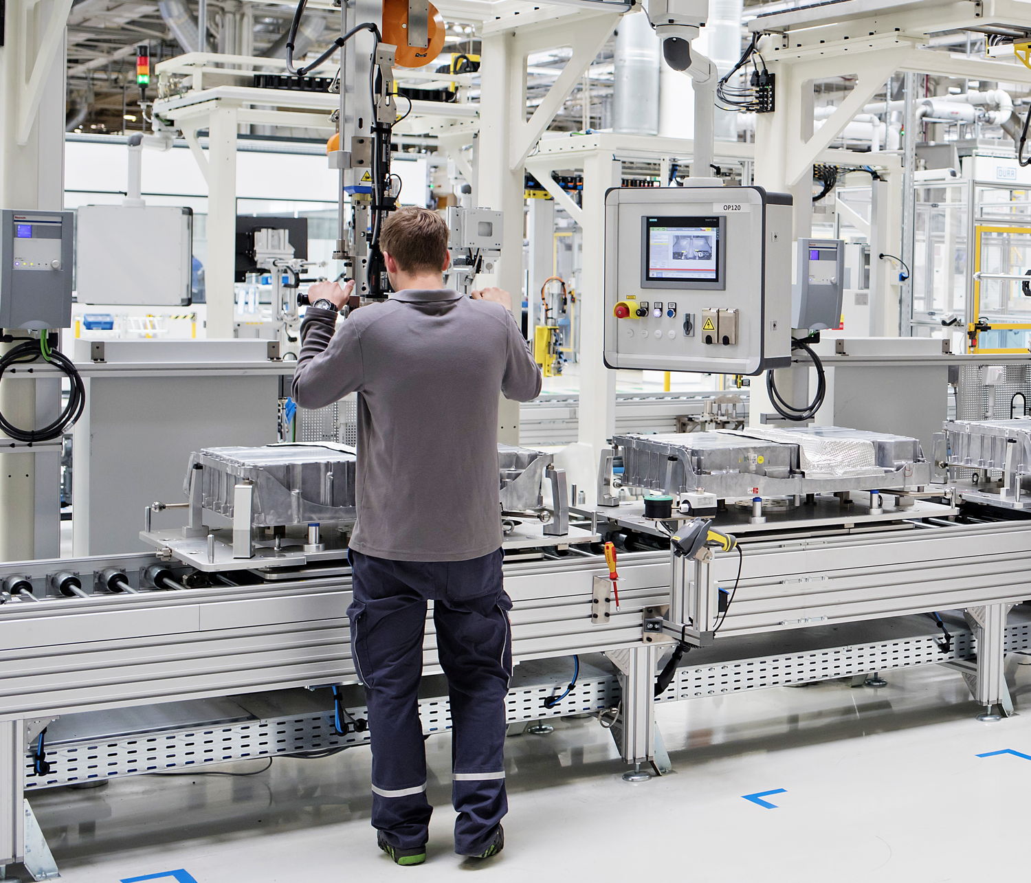 ŠKODA has invested 25.3 million euros in the production
lines for high-voltage batteries. Two years ago, the brand
started preparing the Mladá Boleslav plant for the
manufacturing of electric components.