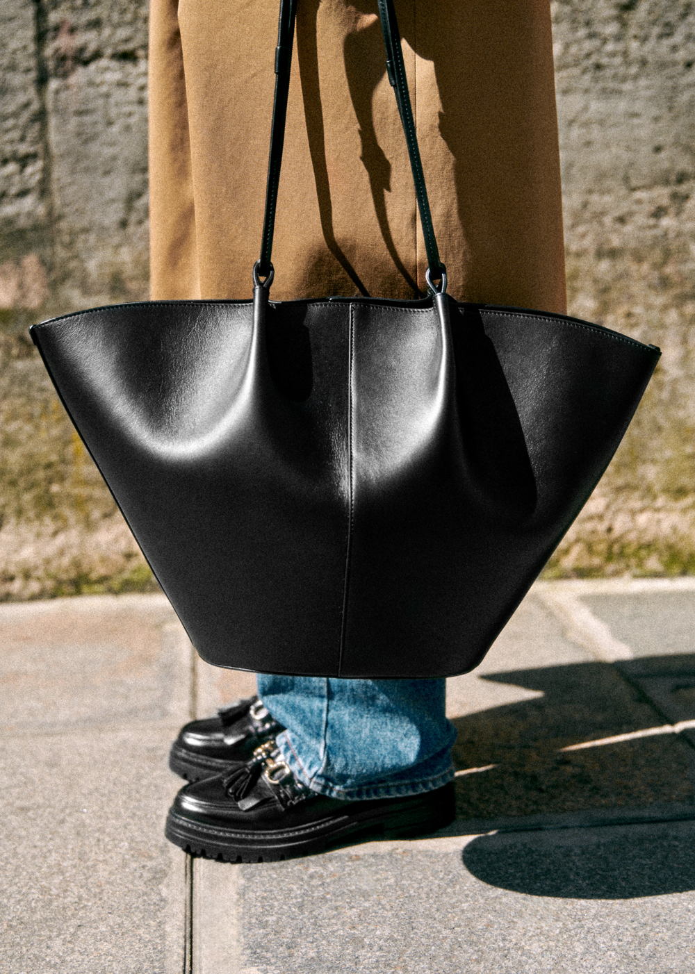 Sézane - Cabas MARA Noir Lisse 370€