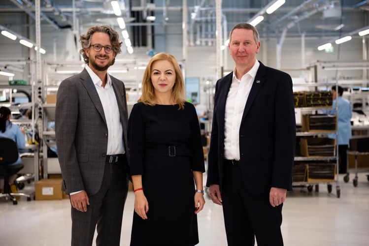 Co-CEO Daniel Sennheiser, General Manager of the Brașov plant Violeta Balint and COO Thomas Weinzierl (from left to right)