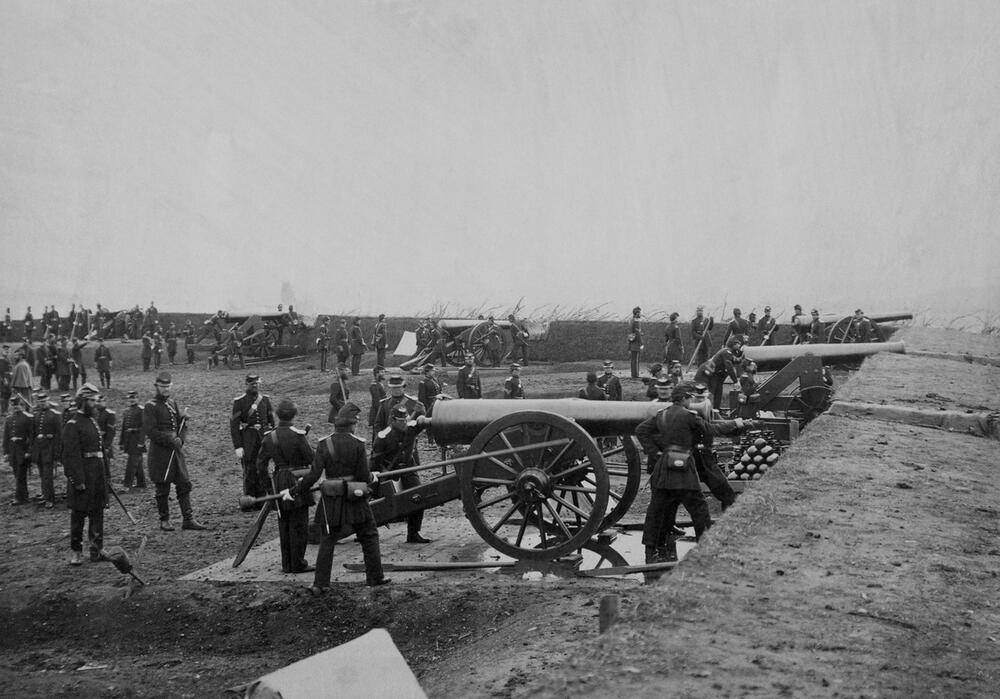 Union soldiers in an artillery bunker at Fort Richardson, Arlington, Virginia, during the Civil War, 1861. AKG10099375 © akg-images / Vernon Lewis Gallery / Stocktrek Images