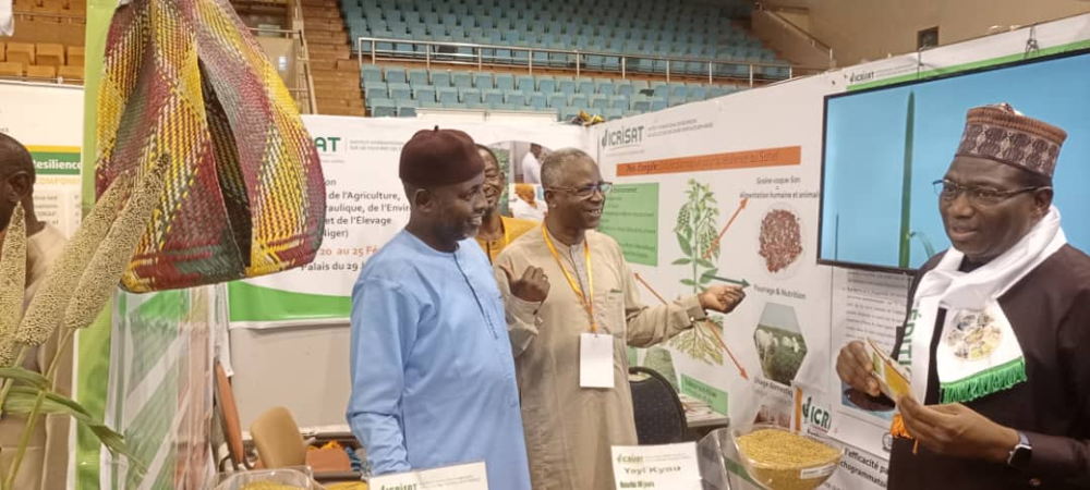 Professor Falalou Hamidou (far right) interacts with visitors at the ICRISAT Exhibition.