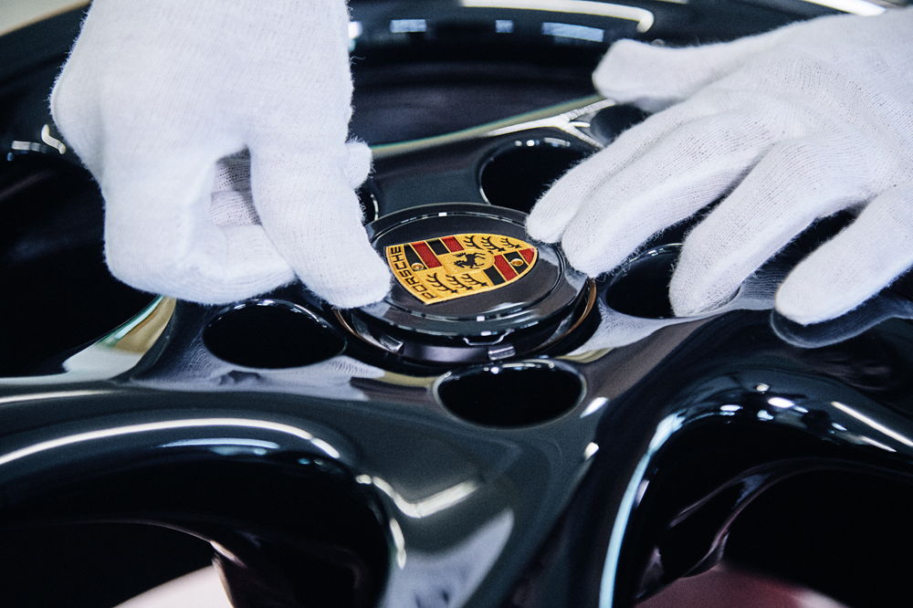 911 Turbo Classic Series: poniendo las tapas centrales de los rines