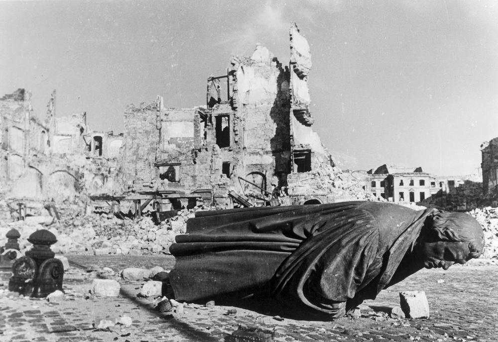 Bombing of Dresden AKG101318 © akg-images